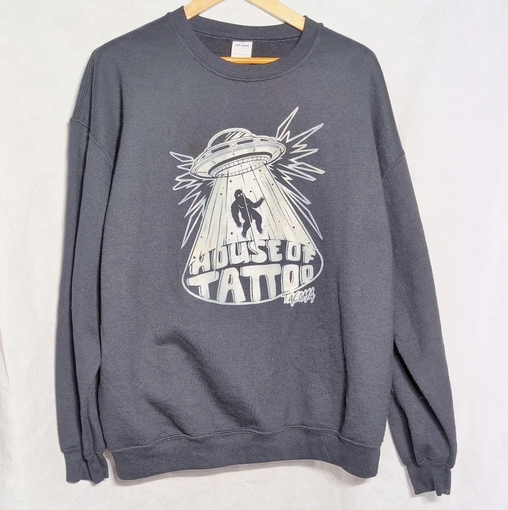 Rare Gildan House Of Tattoo OOB Tacoma Bigfoot Sasquatch UFO Sweatshirt Sz XL